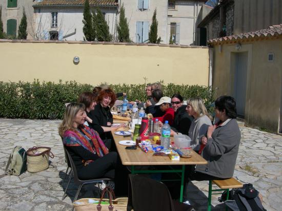 repas dans la cour du centre culturel