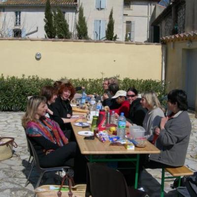 repas dans la cour du centre culturel